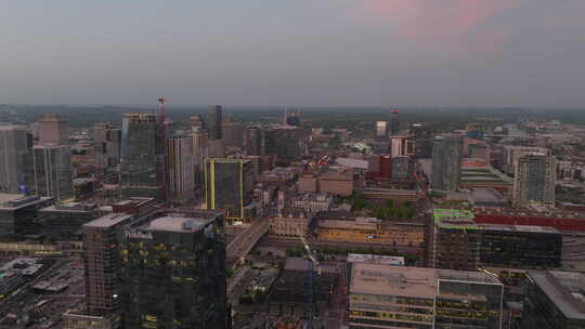 黄昏时纳什维尔市中心的鸟瞰图，以城市的天