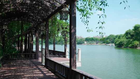 湖边长廊绿色公园