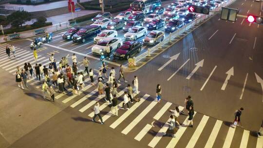 航拍夜晚城市道路上的人流车流