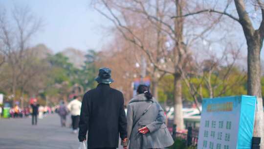 南京玄武区玄武门玄武湖景区游客观赏花朵踏