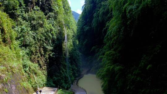 细长陡峭的峡谷