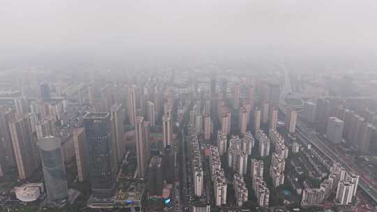 雨雾天，航拍武汉市云雾中的繁华城市上空