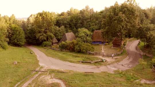 森林中的小村庄