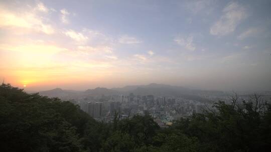 日落时分的韩国首尔