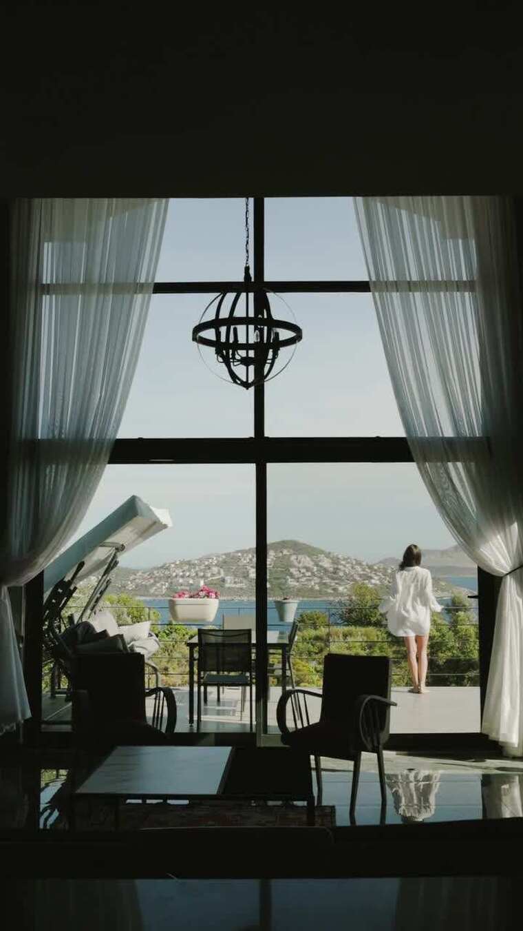 女人站在阳台上看着风景