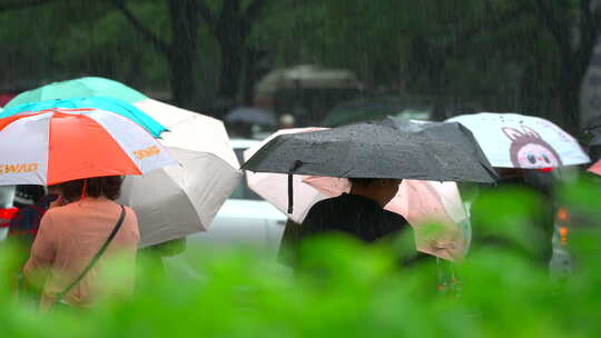 城市雨季人群街景