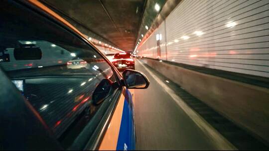 出租车行驶在城市隧道第一视角