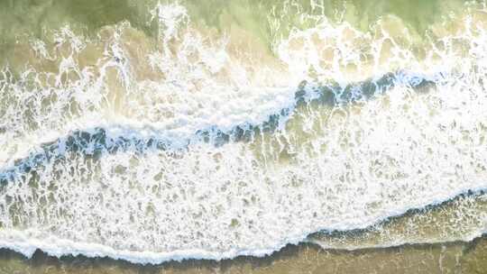 海浪拍打在沙滩上视频素材模板下载