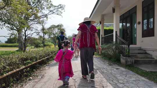 泰国清迈穿着民族服饰的母女走在小路上