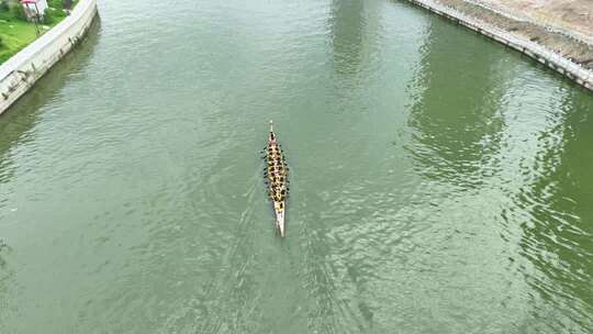 河上龙舟队伍划行场景