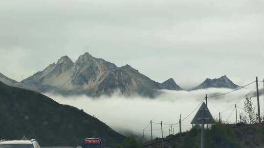 自驾游川藏线318国道折多山路段云雾风光