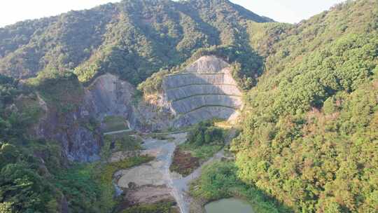 废弃停开的采石场