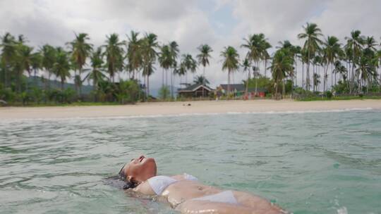 海面上漂浮的女人视频素材模板下载