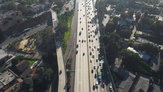 航拍城市道路交通车流逆光