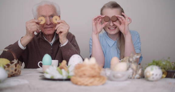 祖父和孙女拿饼干说笑