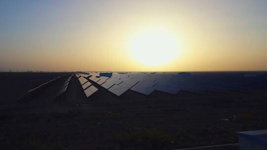 朝阳落日和光伏太阳能电池板