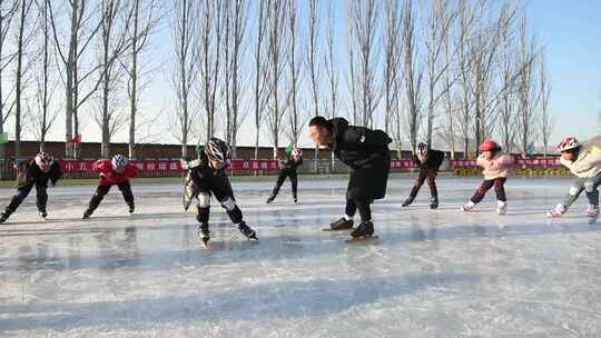 练习滑冰的农村小学生青少年体育4K素材