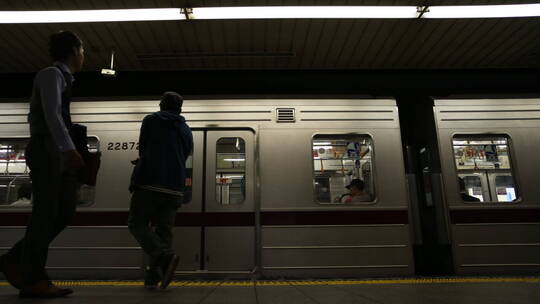 东京地铁站上下车的乘客延时视频素材模板下载