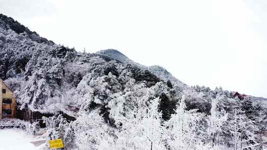 冰雪覆盖的庐山