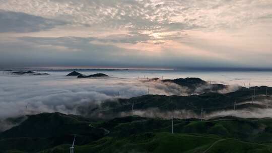 日落时分桂林高山上的云海和风力发电风车