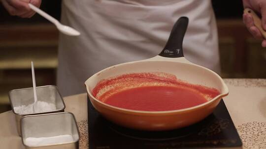 番茄榨汁熬制西红柿底料视频素材模板下载