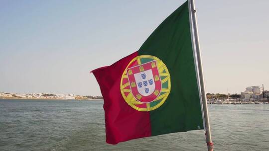 葡萄牙国旗在船旗杆上升起视频素材模板下载