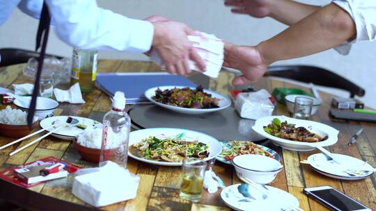 官商勾结饭局金钱贿赂领导