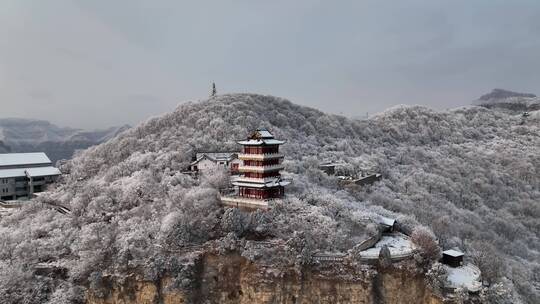 航拍焦作云台山峰林峡山脉冬季雾凇雪景