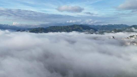 云雾缭绕下的小镇