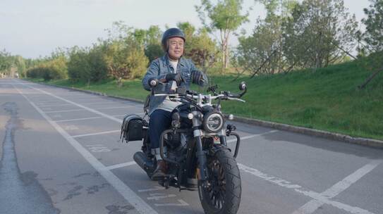 幸福晚年-老人骑摩托车4K