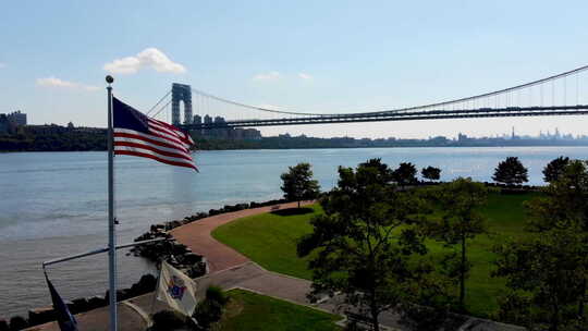 乔治·华盛顿大桥美国国旗鸟瞰图。