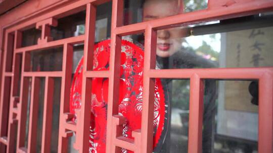 中式胡同四合院女人贴窗花