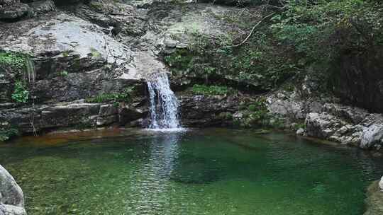 夏天森林里岩石小溪溪流瀑布流水