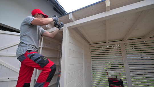 用电钻建造木结构