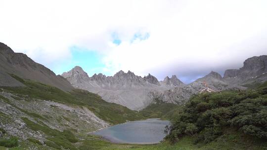 高山湖泊雪山