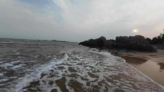 沙滩海浪礁石航拍大海海岸线穿越机飞越海面