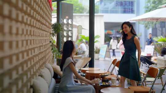 两位女士咖啡馆互动场景潮流女逛街