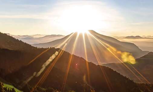 阳光照耀下的壮美山脉景观