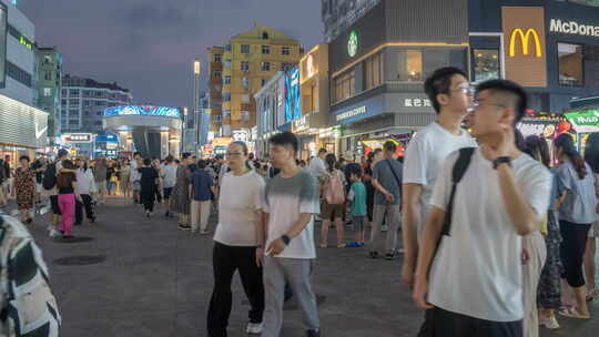 青岛台东步行街夜景人流