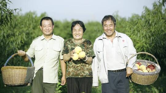 农民丰收纯朴笑容