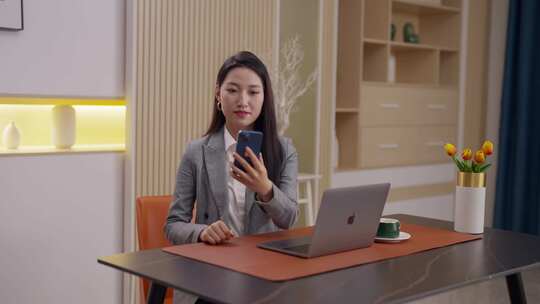 职场女性办公桌前使用手机 视频会议