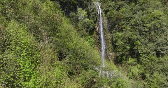 春天大山里的瀑布溪流秘境航拍探索