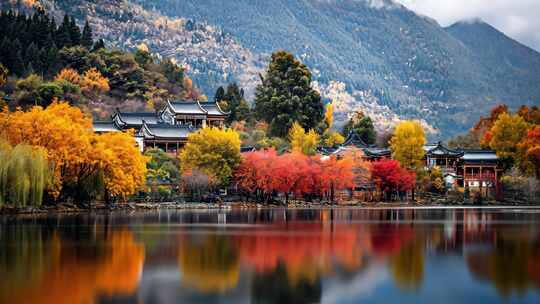 秋天丽江沿岸风景