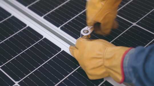 安装和维护太阳能光伏板的技术员