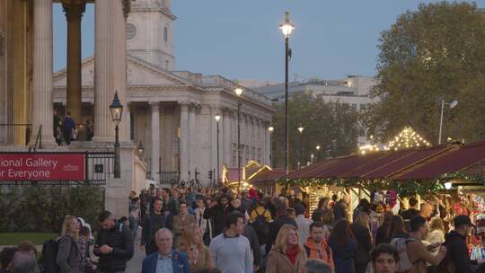 伦敦特拉法加广场圣诞之夜来往的行人