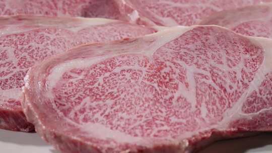 生牛肉特写牛肉腌渍和牛西冷手切牛肉