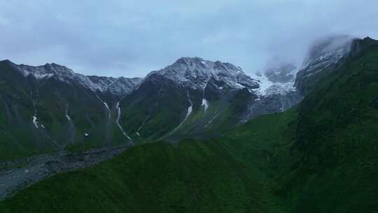 航拍四川甘孜海螺沟景区扇子山雪山草甸风光