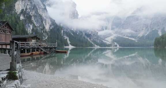 山间湖水旁的小木屋