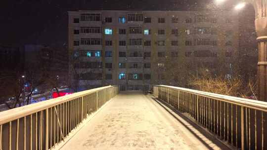 中国黑龙江哈尔滨天桥下雪升格镜头