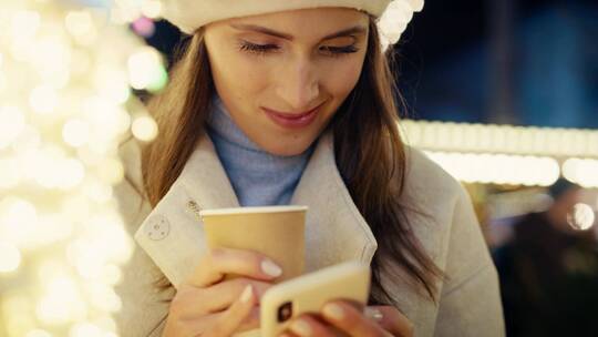 女孩喝着咖啡玩手机视频素材模板下载